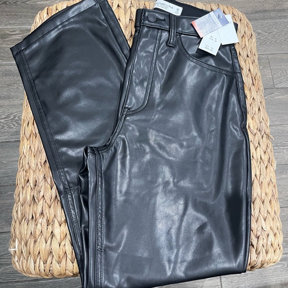 Abercrombie & Fitch Curve Love Vegan Leather 90s Straight Pant - Picture 6 of 10